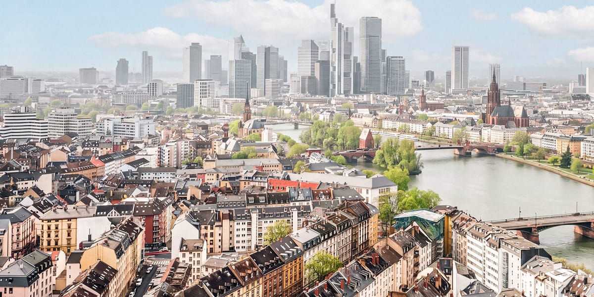 Blick über die Dächer Frankfurts auf die Hochhäuser der Innenstadt und den Main