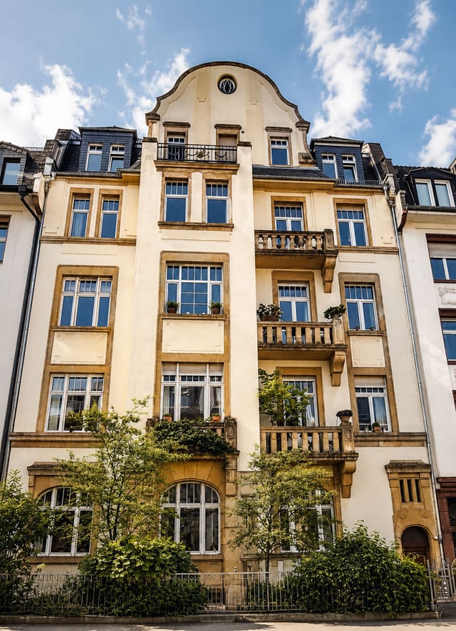 Gründerzeitfassade mit Erker, Balkonen und geschwungenem Giebel